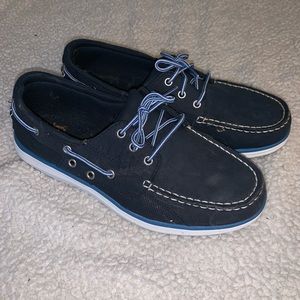 Men’s 11 boat shoes slip on.